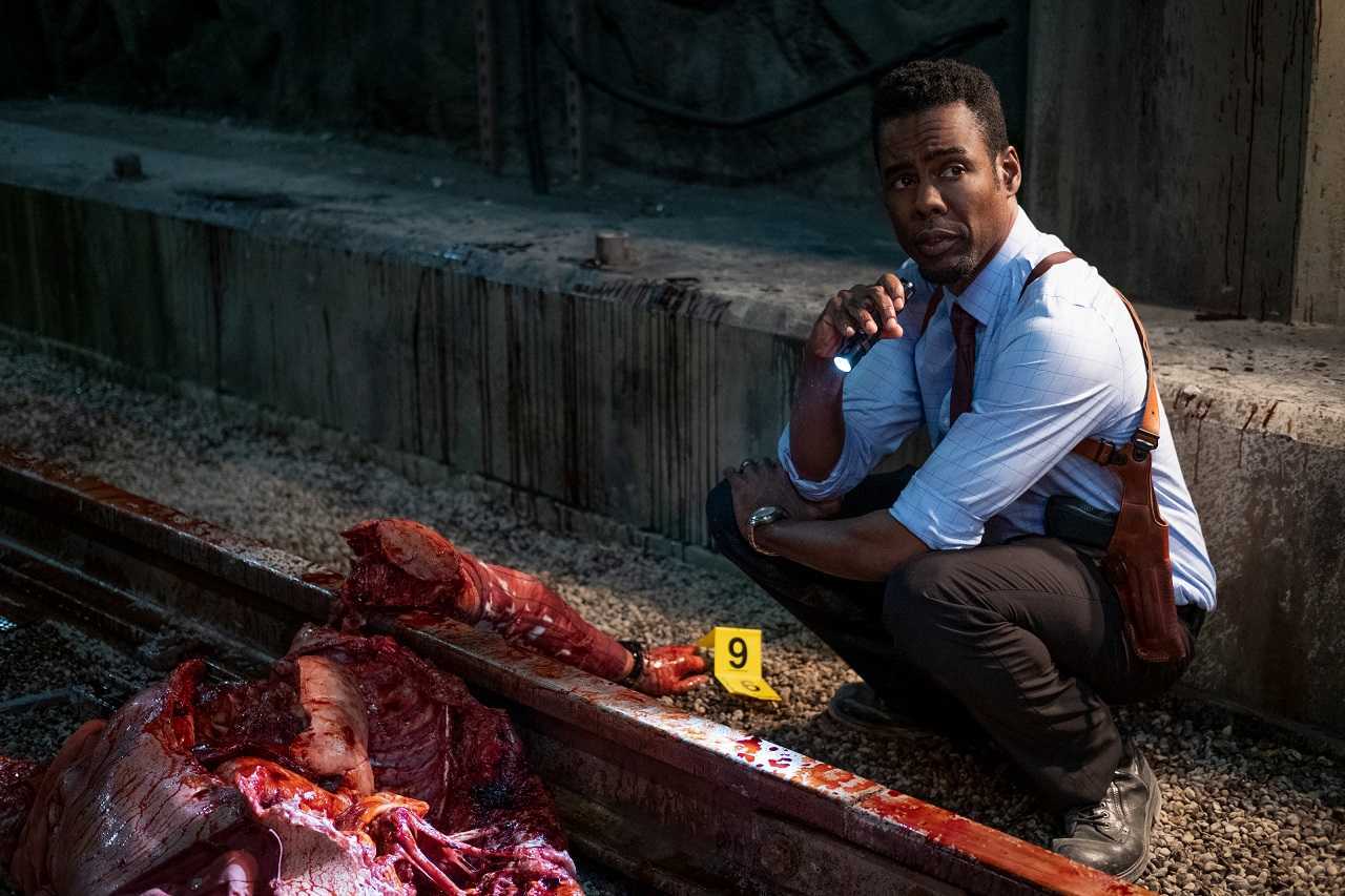 Chris Rock investigates a murder scene in Spiral: From the Book of Saw (2021)