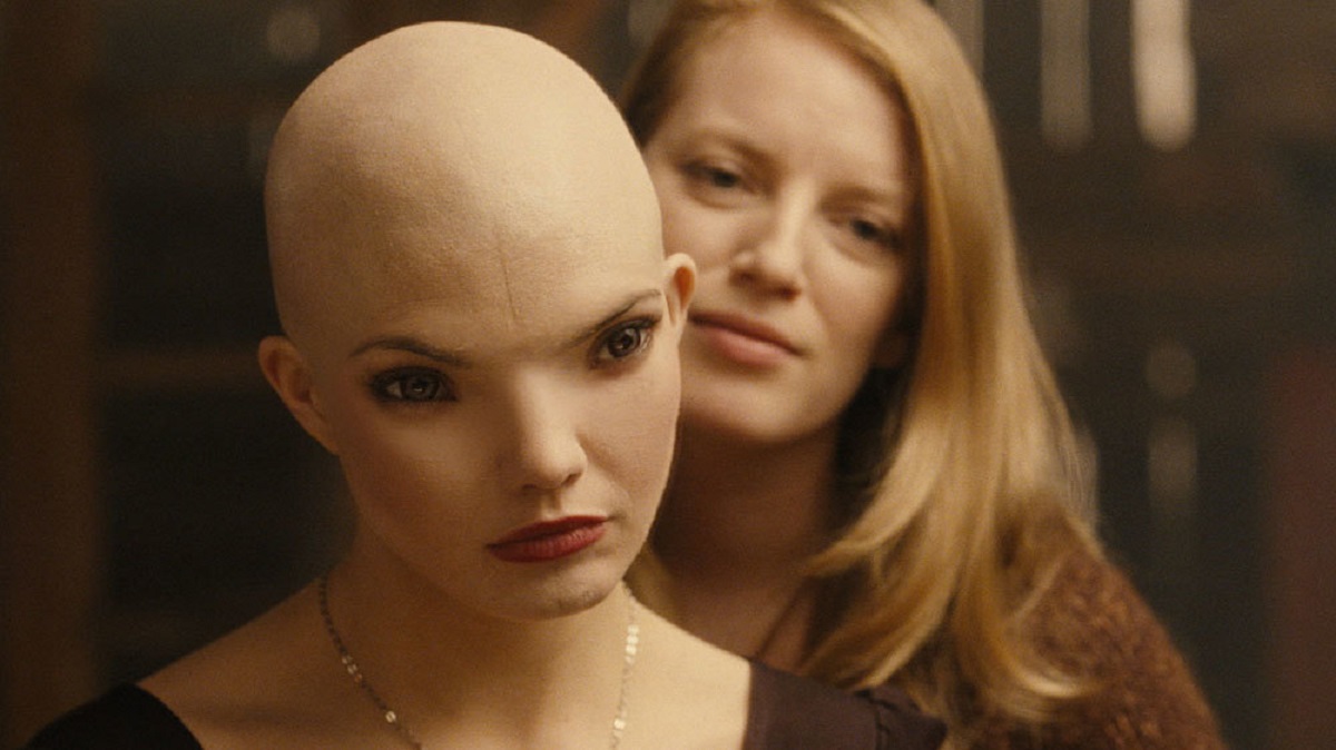 (l to r) Drem (Delphine Chaneac) and Sarah Polley in Splice (2010)