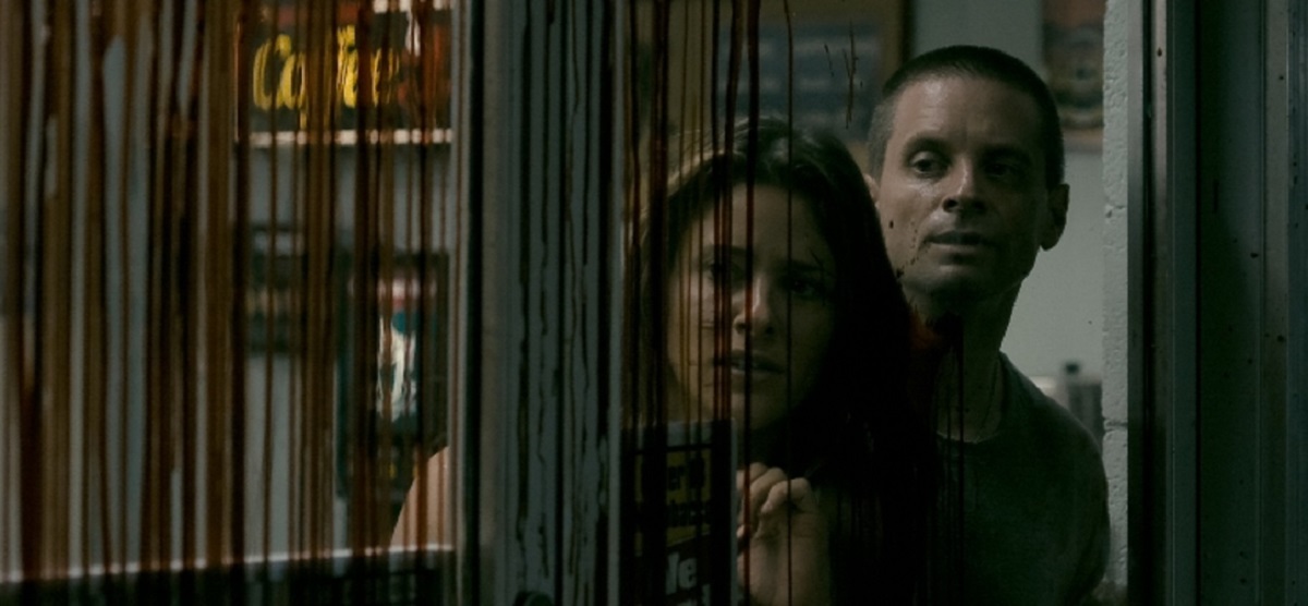 Jill Wagner and Shea Whigham trapped inside the gas station in Splinter (2008)
