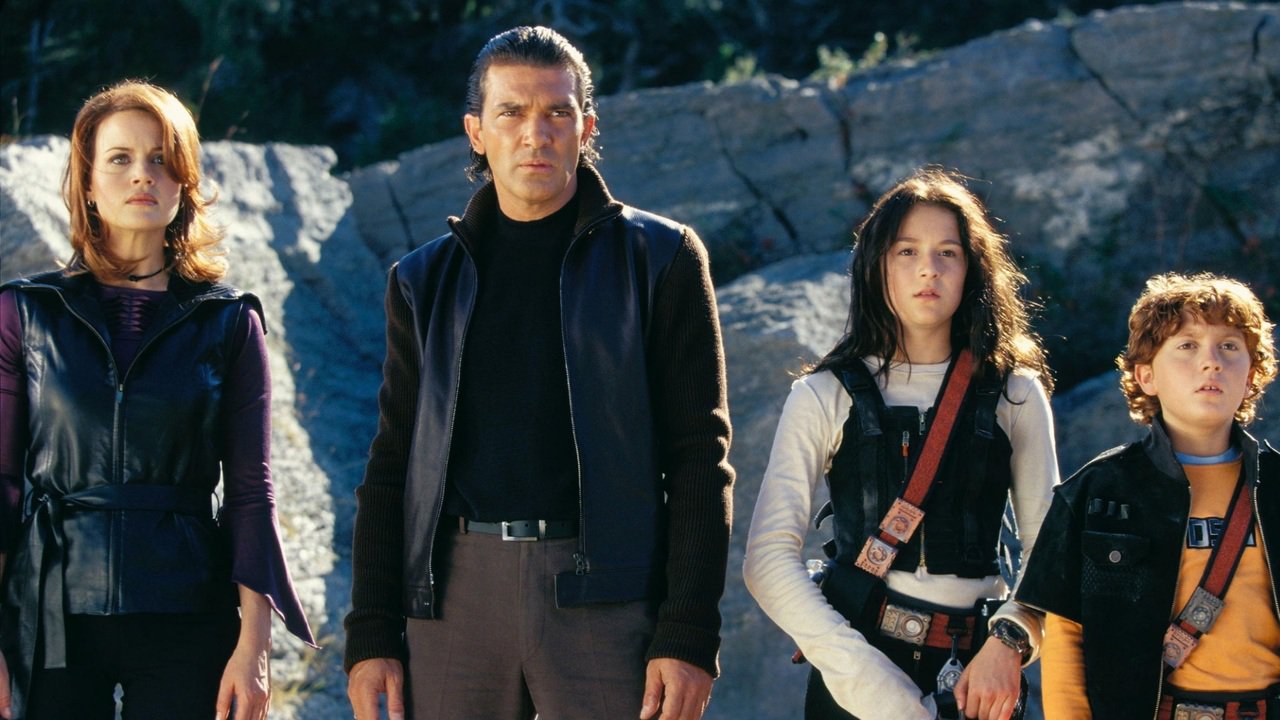 The Cortez family - (l to r) Carla Gugino, Antonio Banderas, Alexa Vega, Daryl Sabara in Spy Kids 2: Island of Lost Dreams (2002)