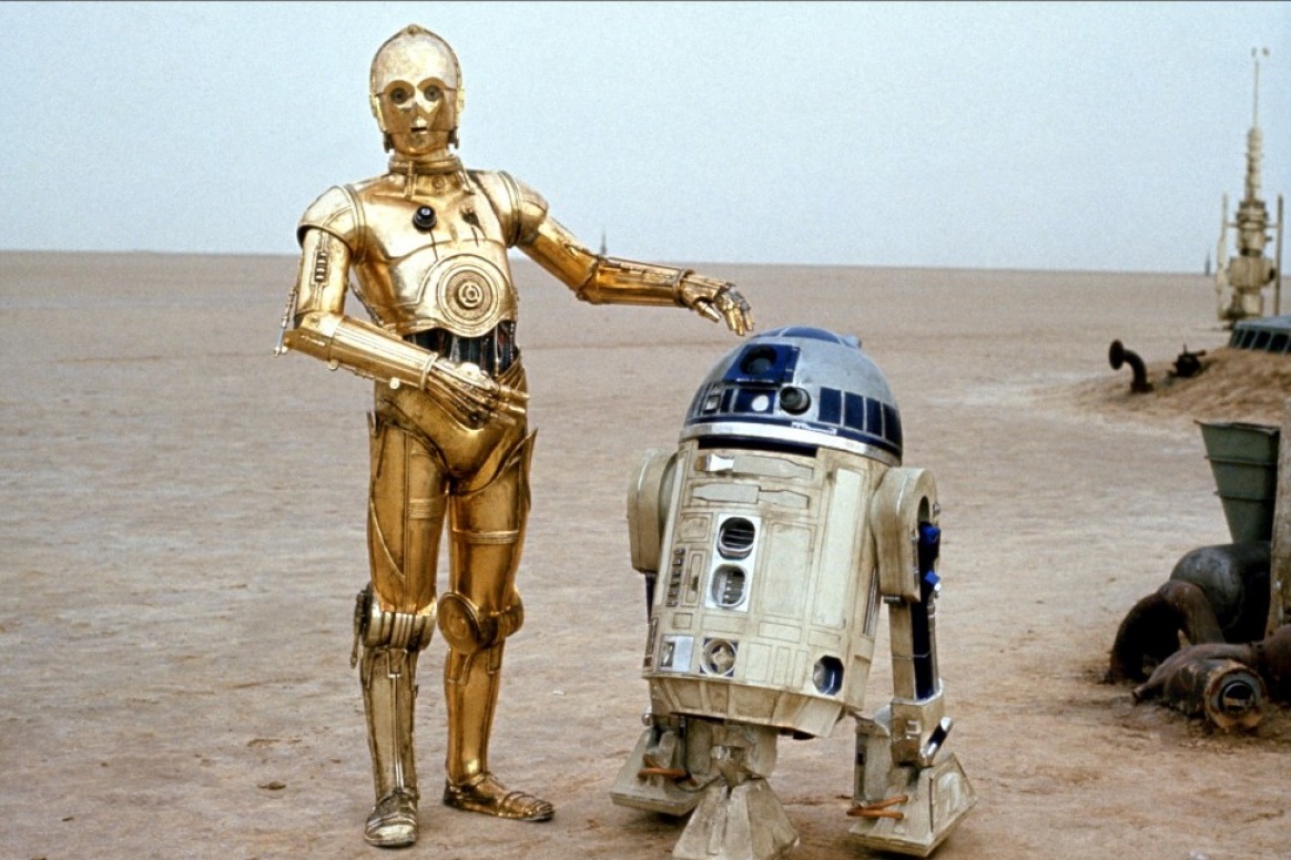 The droids - C3PO (Anthony Daniels) and R2D2 (Kenny Baker) in Star Wars (1977)