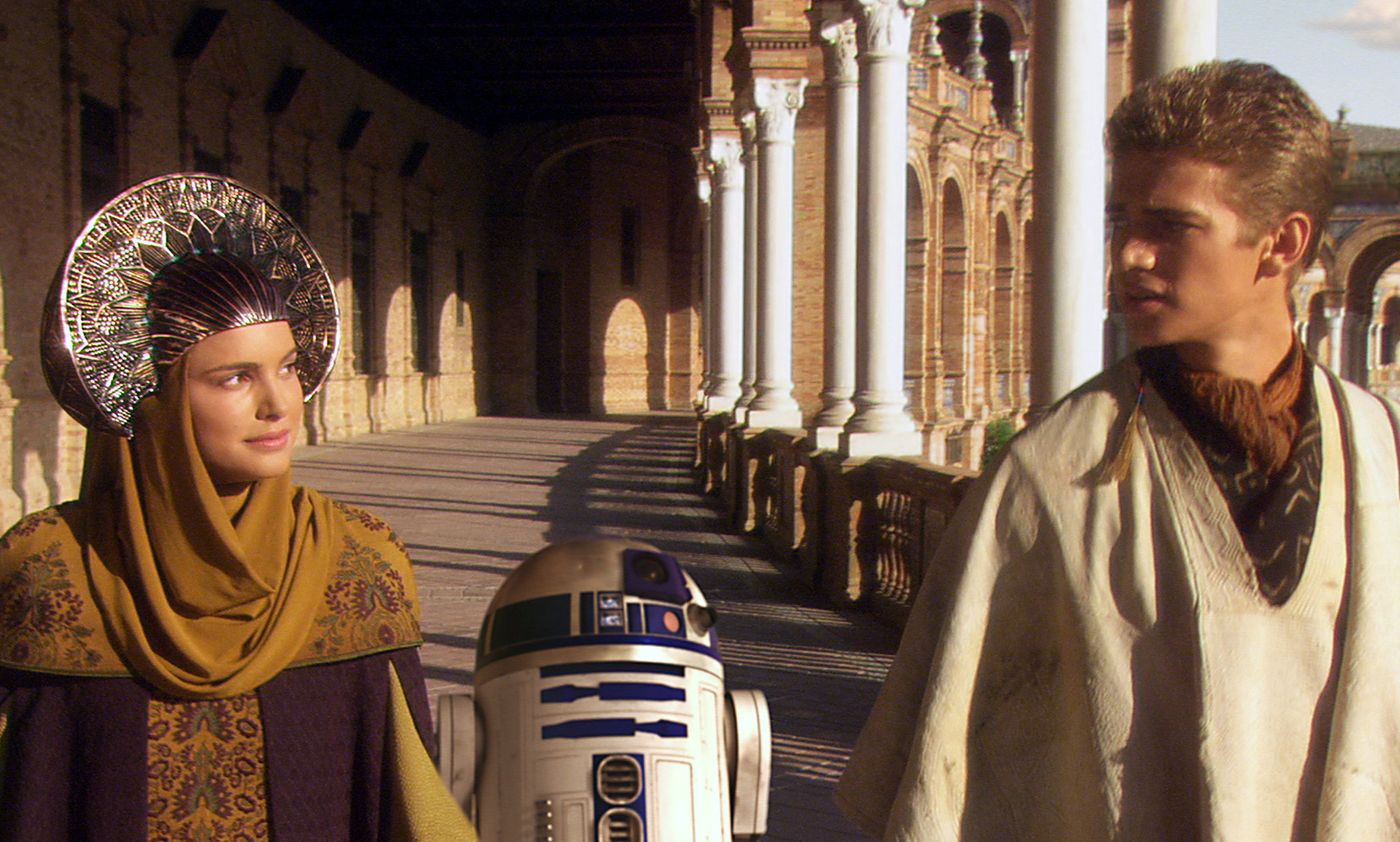 Queen Amidala (Natalie Portman) and Anakin Skywalker (Hayden Christensen) with R2D2 (c) as chaperone in Star Wars Episode II Attack of the Clones (2002)