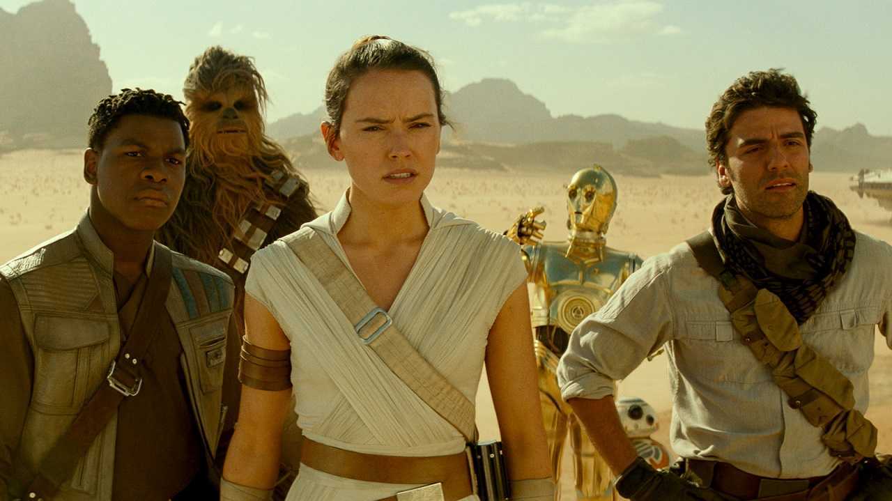 Finn (John Boyega), Chewbacca (Joonas Suotamo), Rey (Daisy Ridley), C3P0 (Anthony Daniels) and Poe Dameron (Oscar Isaac) in Star Wars Episode IX: The Rise of Skywalker (2019)