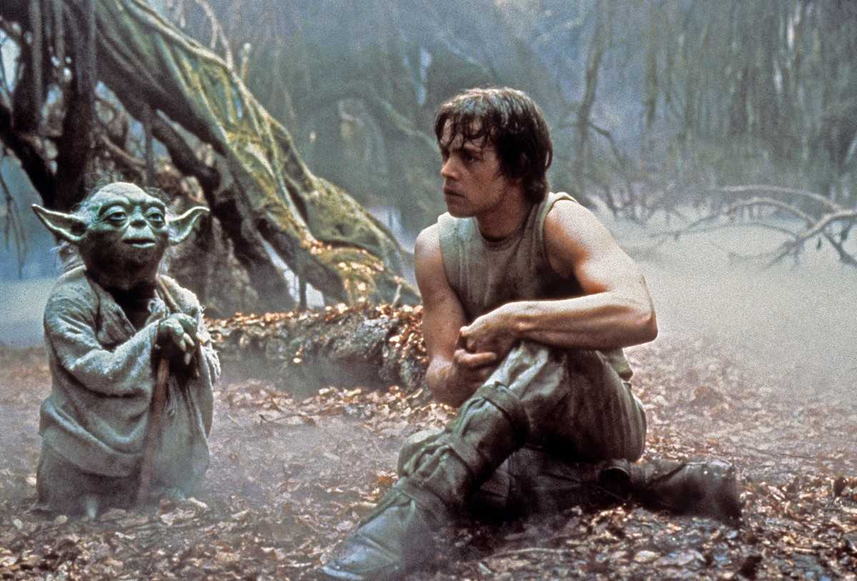 Luke Skywalker (Mark Hamill) in training with the Jedi master Yoda (Frank Oz) on the planet Dagobah in Star wars Episode V: The Empire Strikes Back (1980)