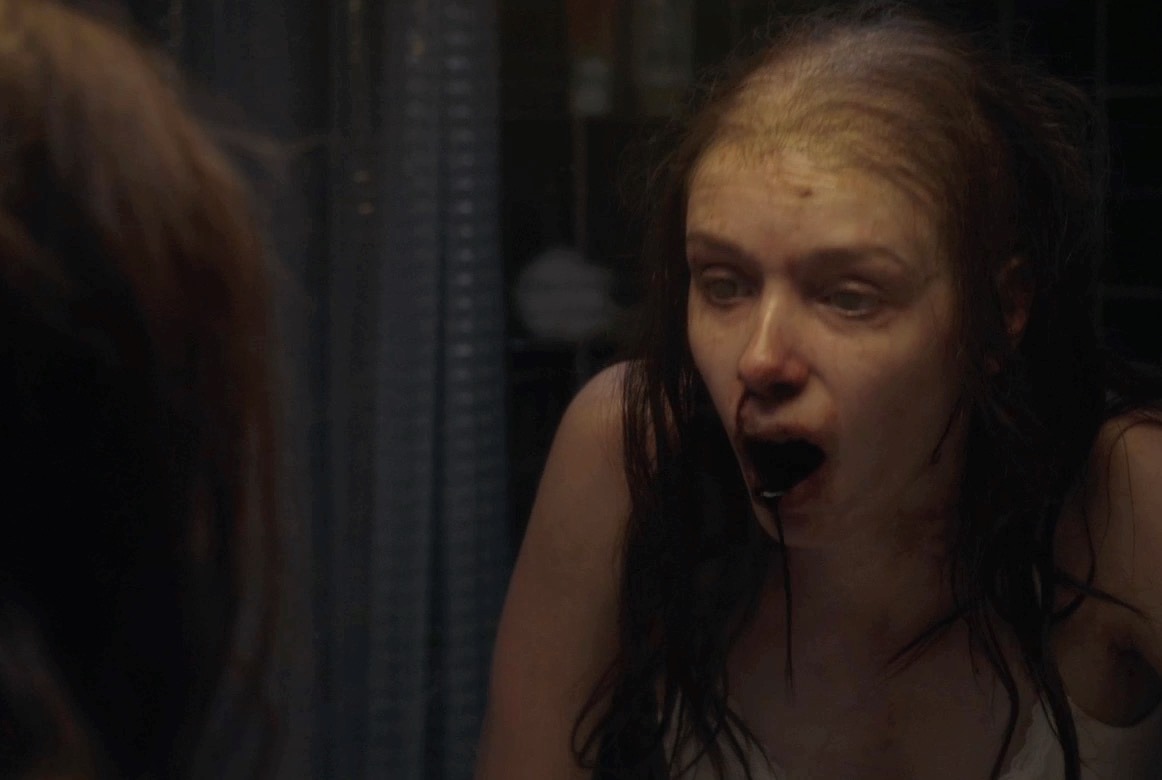 Alex Essoe becomes infected in Starry Eyes (2014)