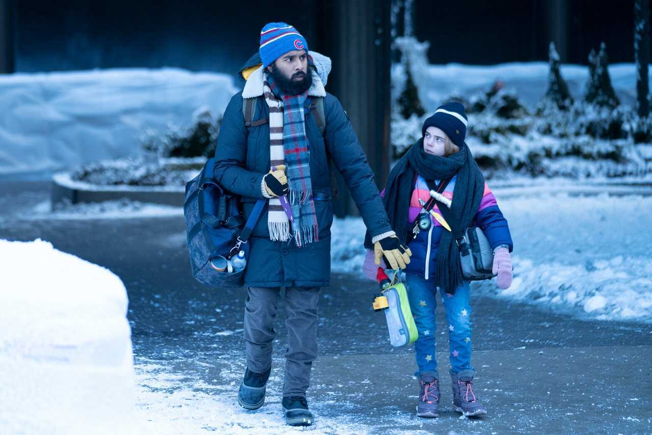 Jeevan Chaudhary (Himesh Patel) and the young Kristen (Matilda Lawler) in Station Eleven (2021-2022)