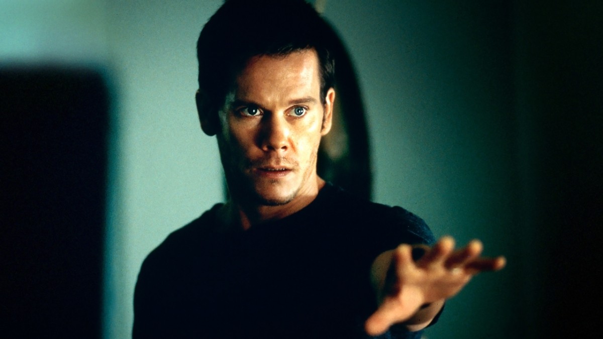 Kevin Bacon gains mediumistic abilities in Stir of Echoes (1999)