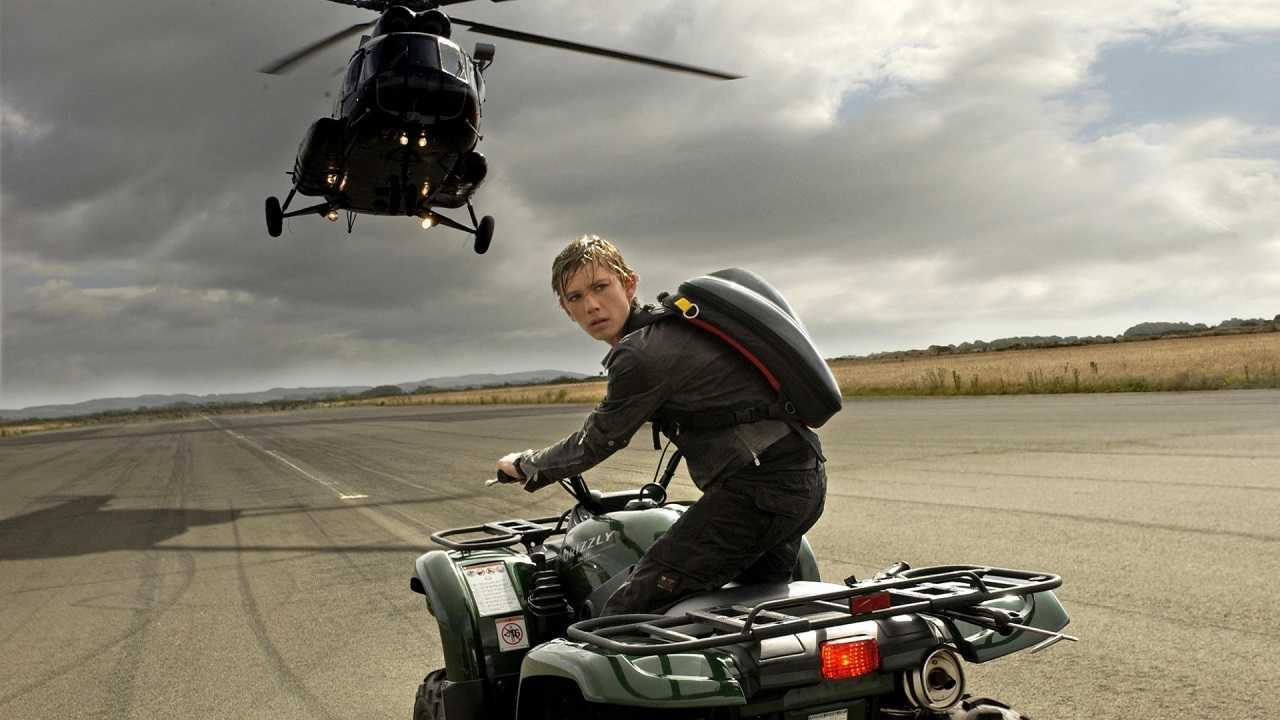 Alex Pettyfer in action as teenage spy Alex Rider in Stormbreaker (2006)