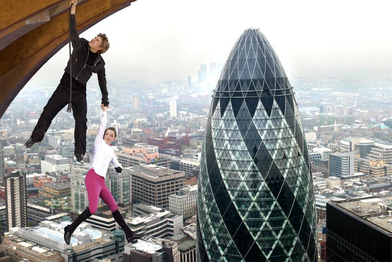 Alex Ryder (Alex Pettyfer) and Sabina Pleasure (Sara Bolger) against the backdrop of the London Gherkin in Stormbreaker (2006)