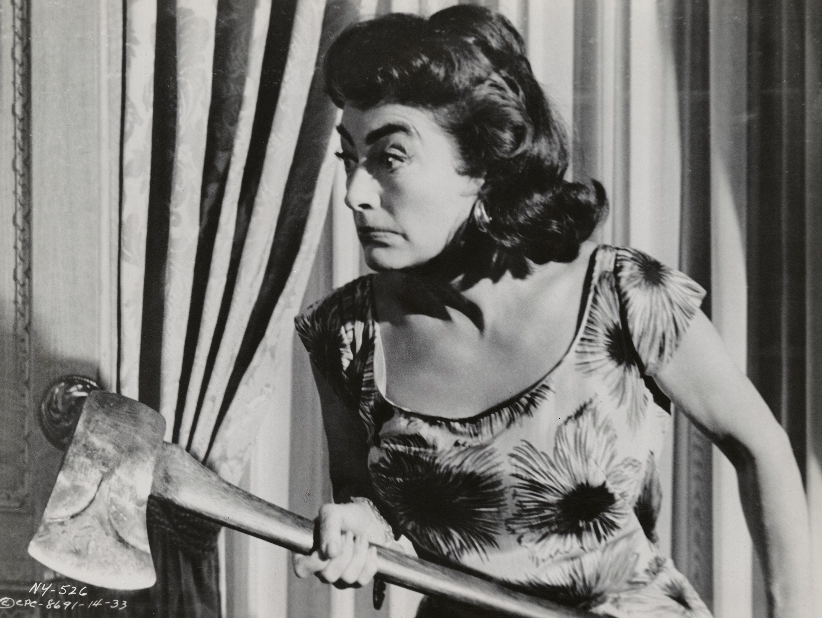 An axe-wielding Joan Crawford in Strait-Jacket (1964)