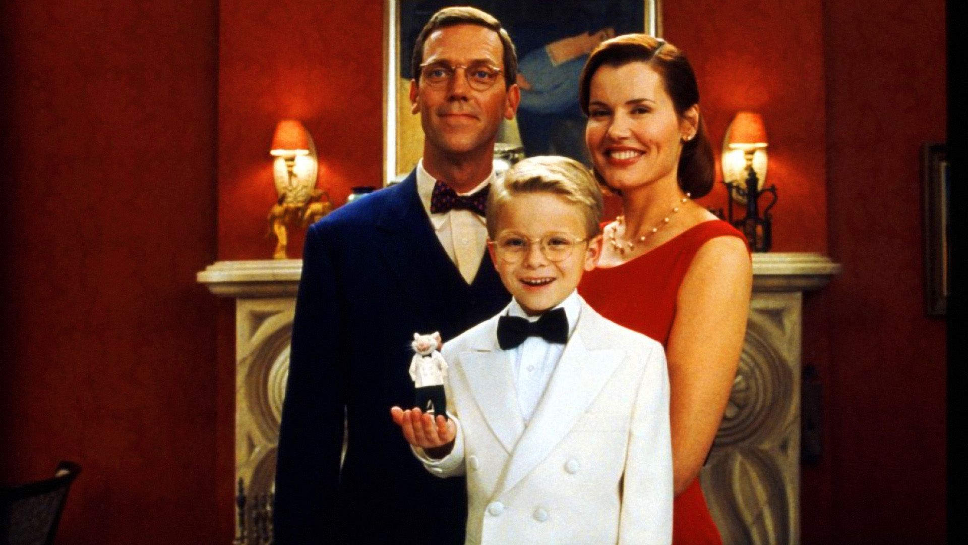 The Little family - Hugh Laurie, Jonathan Lipnicki (with Stuart in his hand) and Geena Davis in Stuart Little (1999)