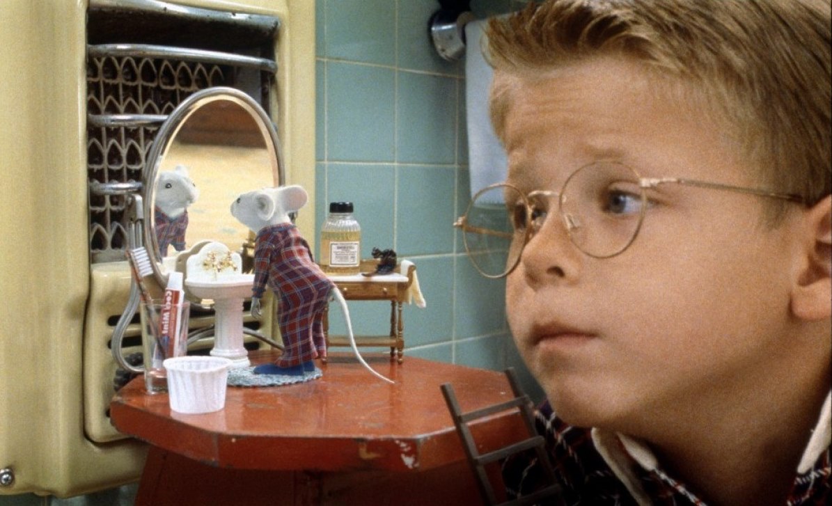 Stuart takes his morning wash while Jonathan Lipnicki looks on in Stuart Little (1999)