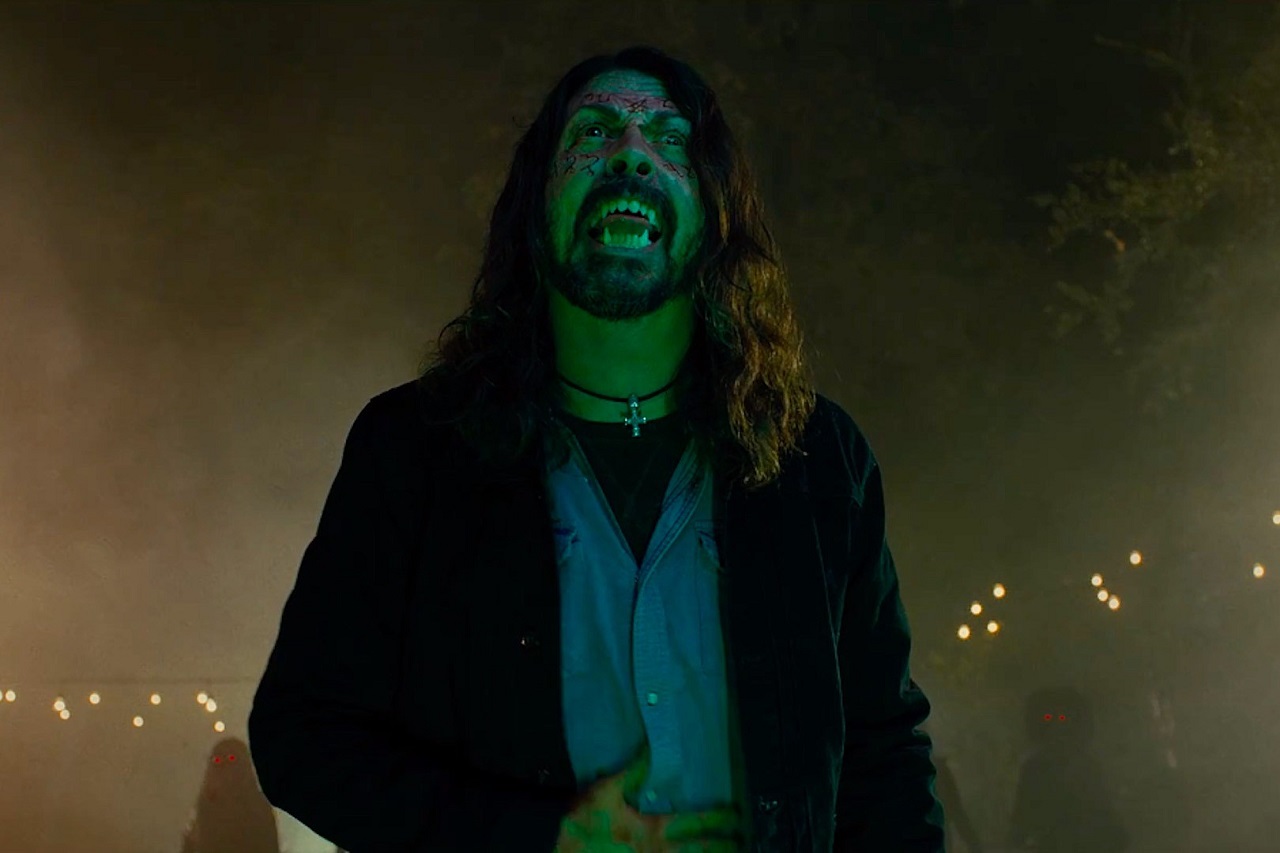 A possessed Dave Grohl in Studio 666 (2022)