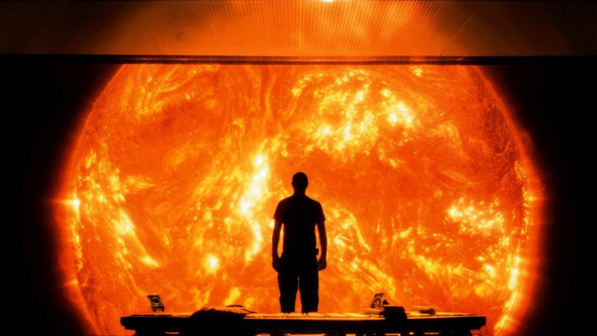 Cliff Curtis views the sun from the observation room in Sunshine (2007)