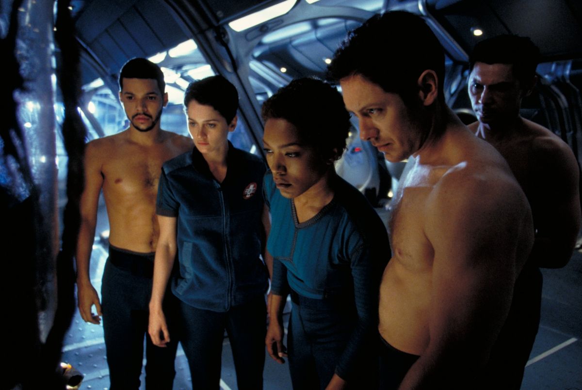 The crew revived from hypersleep - (l to r) Wilson Cruz, Robin Tunney, Angela Bassett, James Spader and Lou Diamond Phillips in Supernova (2000)