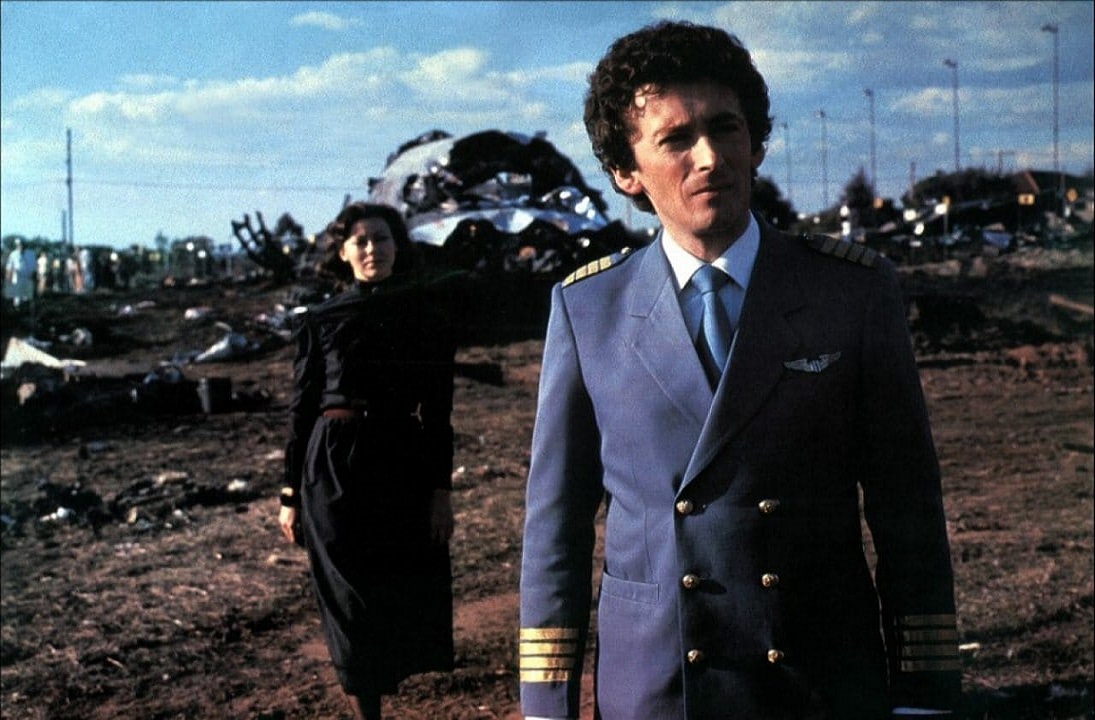 Robert Powell  and Jenny Agutter in The Survivor (1981)