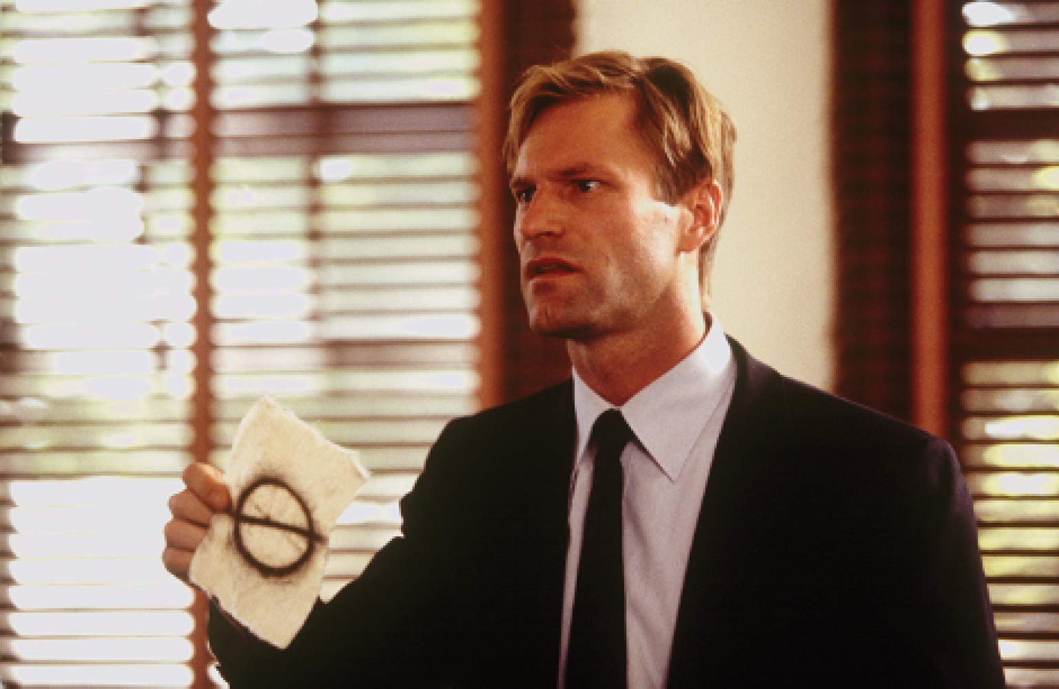 Obsessed FBI agent Aaron Eckhart on the trail of the mystery killer in Suspect Zero (2004)