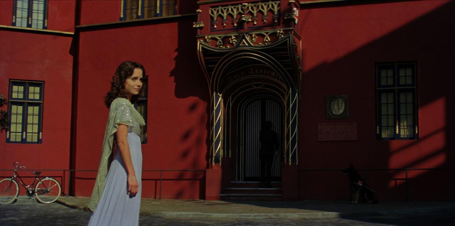 Susy Banyon (Jessica Harper) arrives at the Friberg Dance Academy in Suspiria (1977)