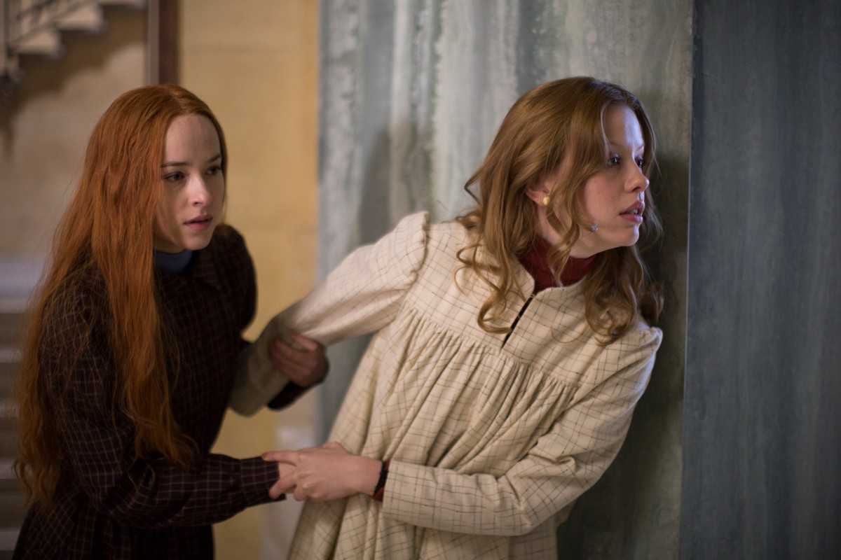 Dakota Johnson and Mia Goth investigate the secrets of the Markos Dance Academy in Suspiria (2018)