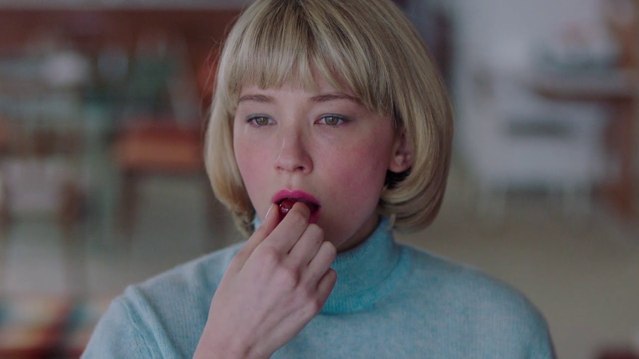 Hunter (Haley Bennett) begins eating objects in Swallow (2019)