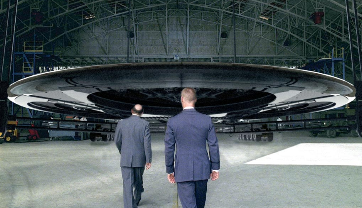 Military cover-up of the existence of UFOs in Taken (2002)