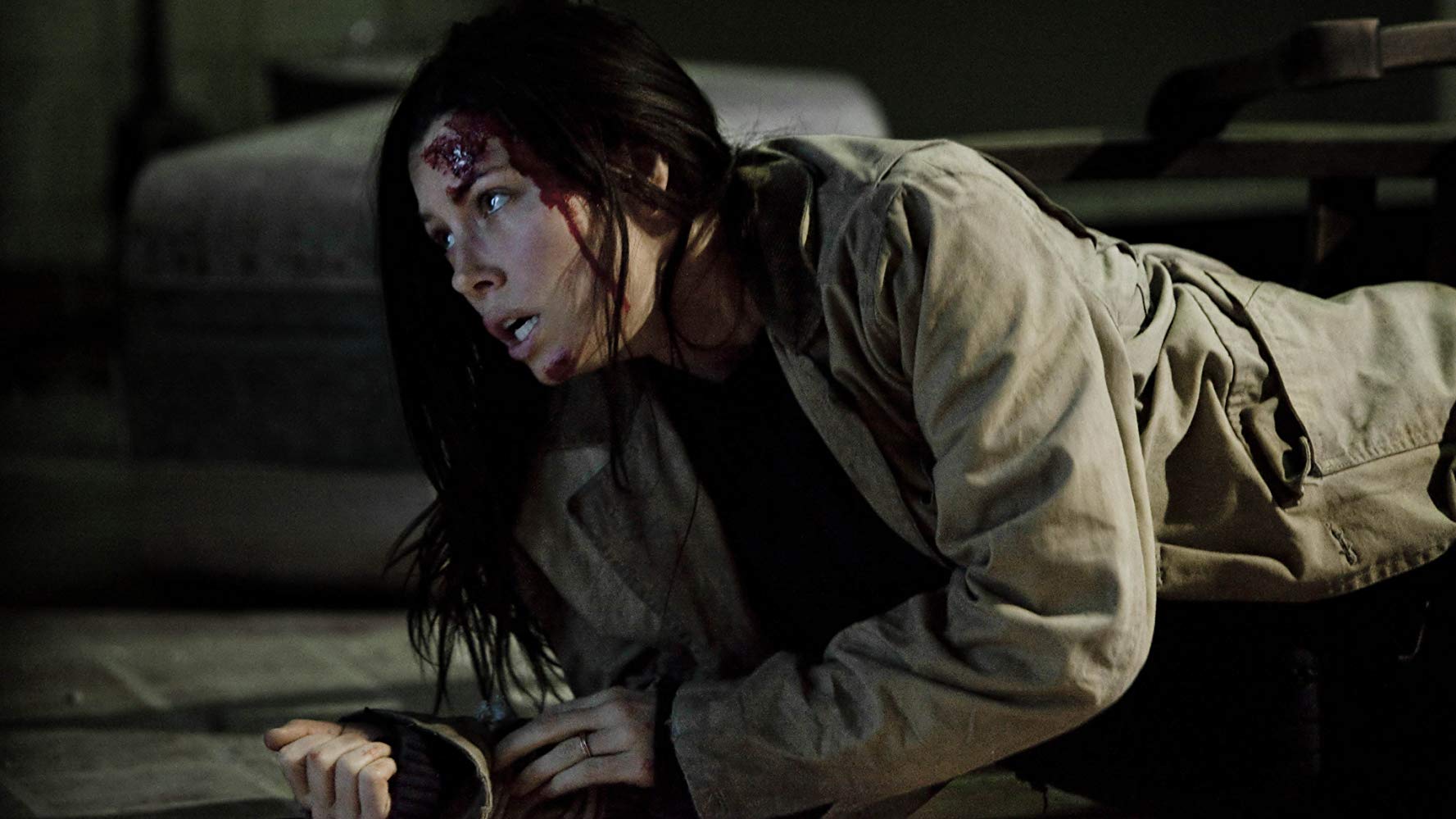 A battered Jessica Biel as a mother dealing with the abduction of her child in The Tall Man (2012)