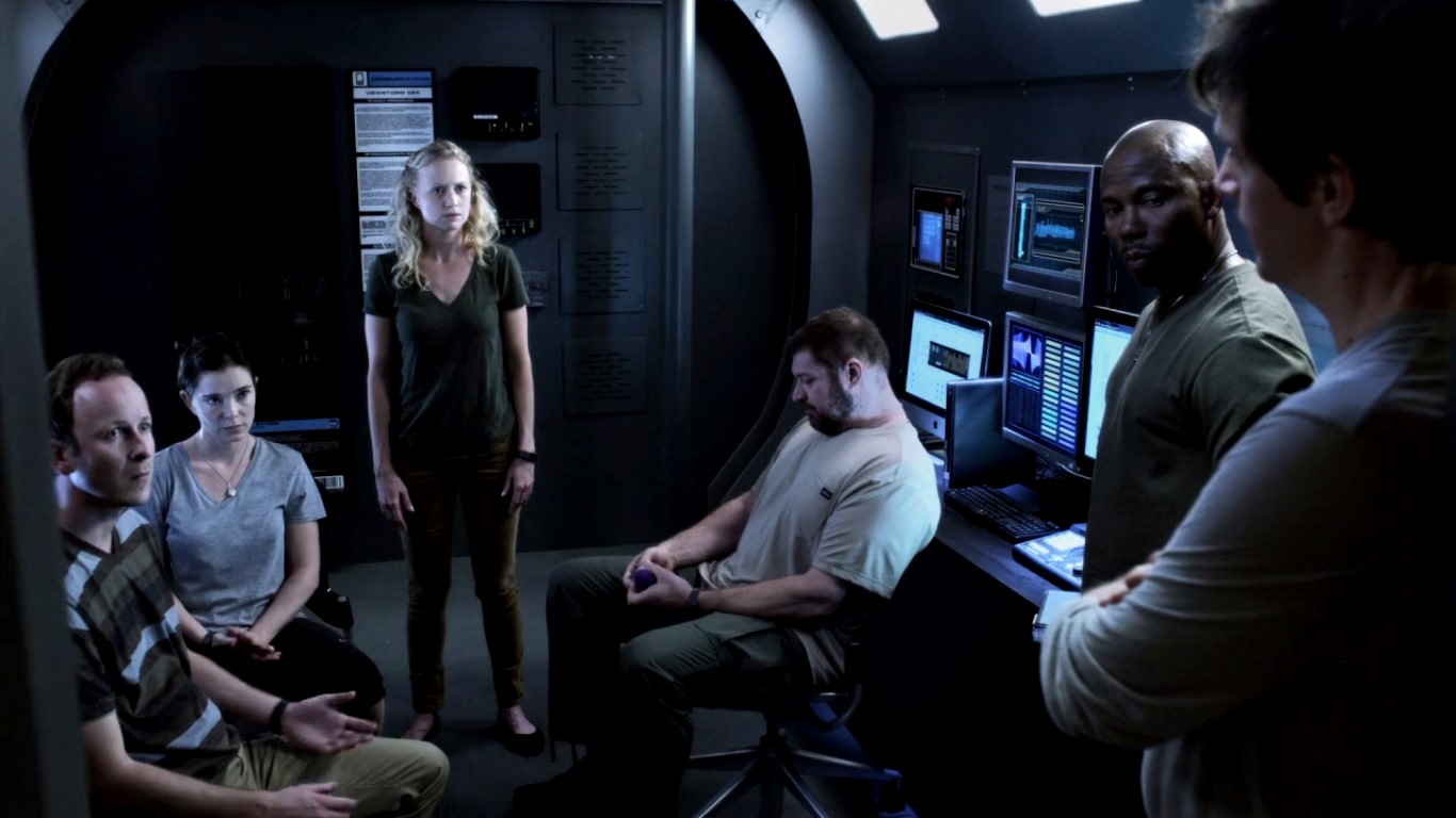 The crew of Ice-Sat 5 - Christopher Redman, Marguerite Moreau, Anna Lise Phillips, Brad William Henke, Erik King and Jack Davenport in The Tank (2017)