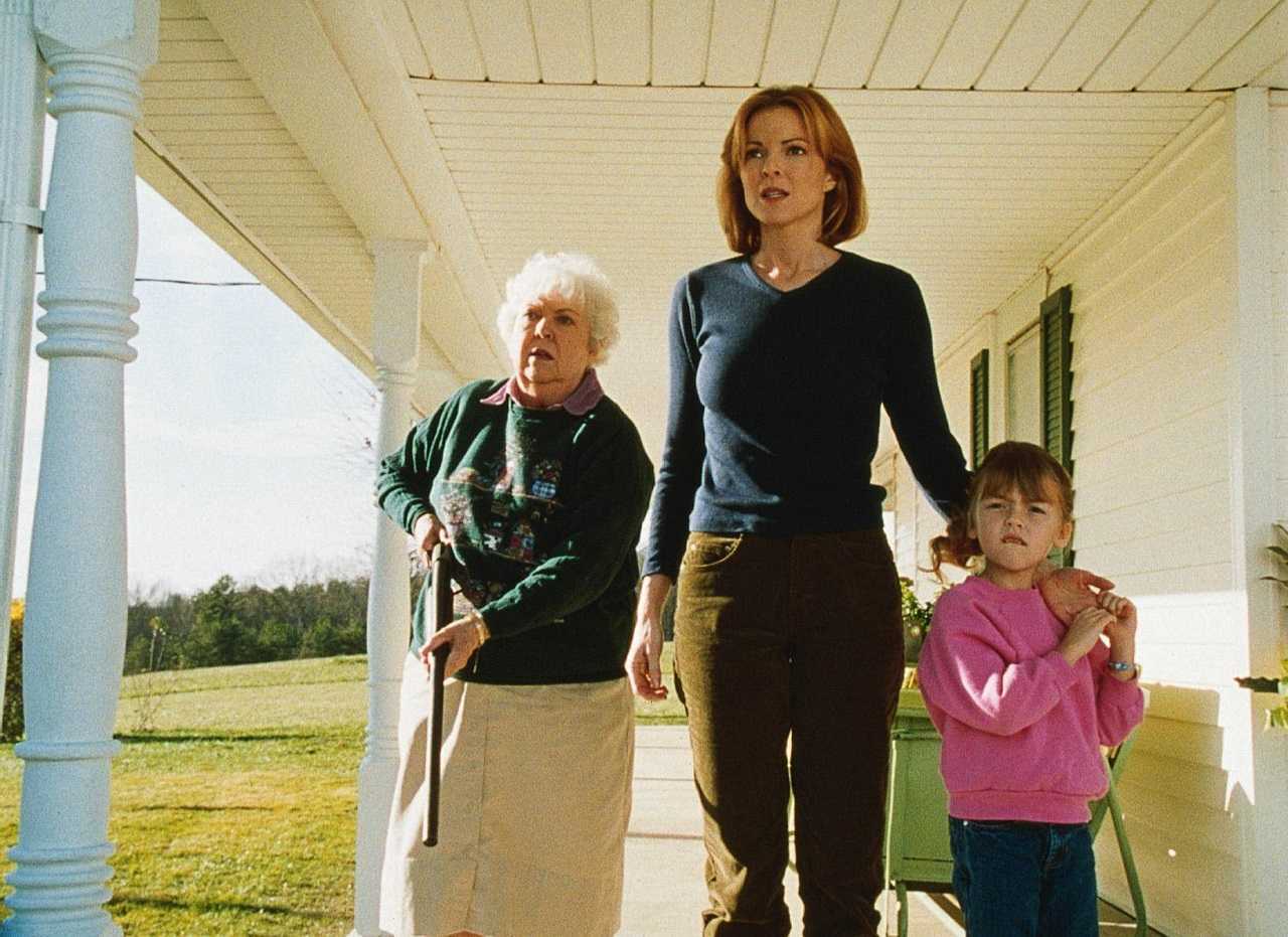 Janell McLeod, Marcia Cross and Courtney Allen Crumpler in Target Earth (1998