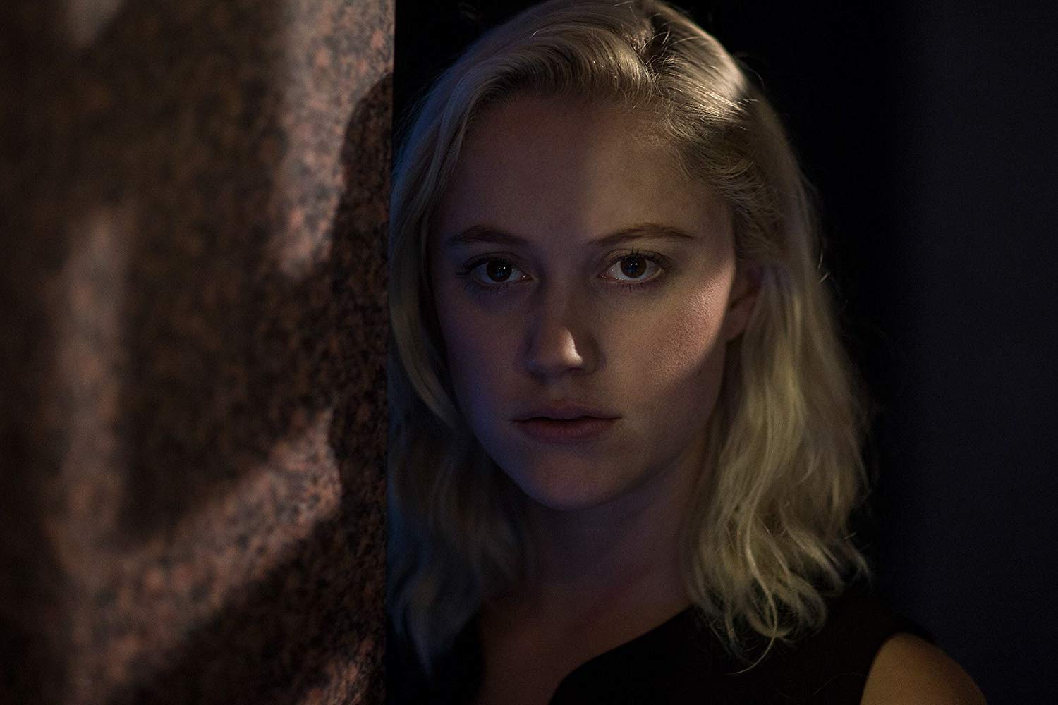 Maika Monroe in Tau (2018)