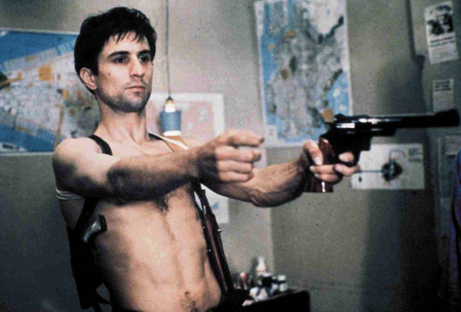 Robert De Niro practices his gun draws in Taxi Driver (1976)