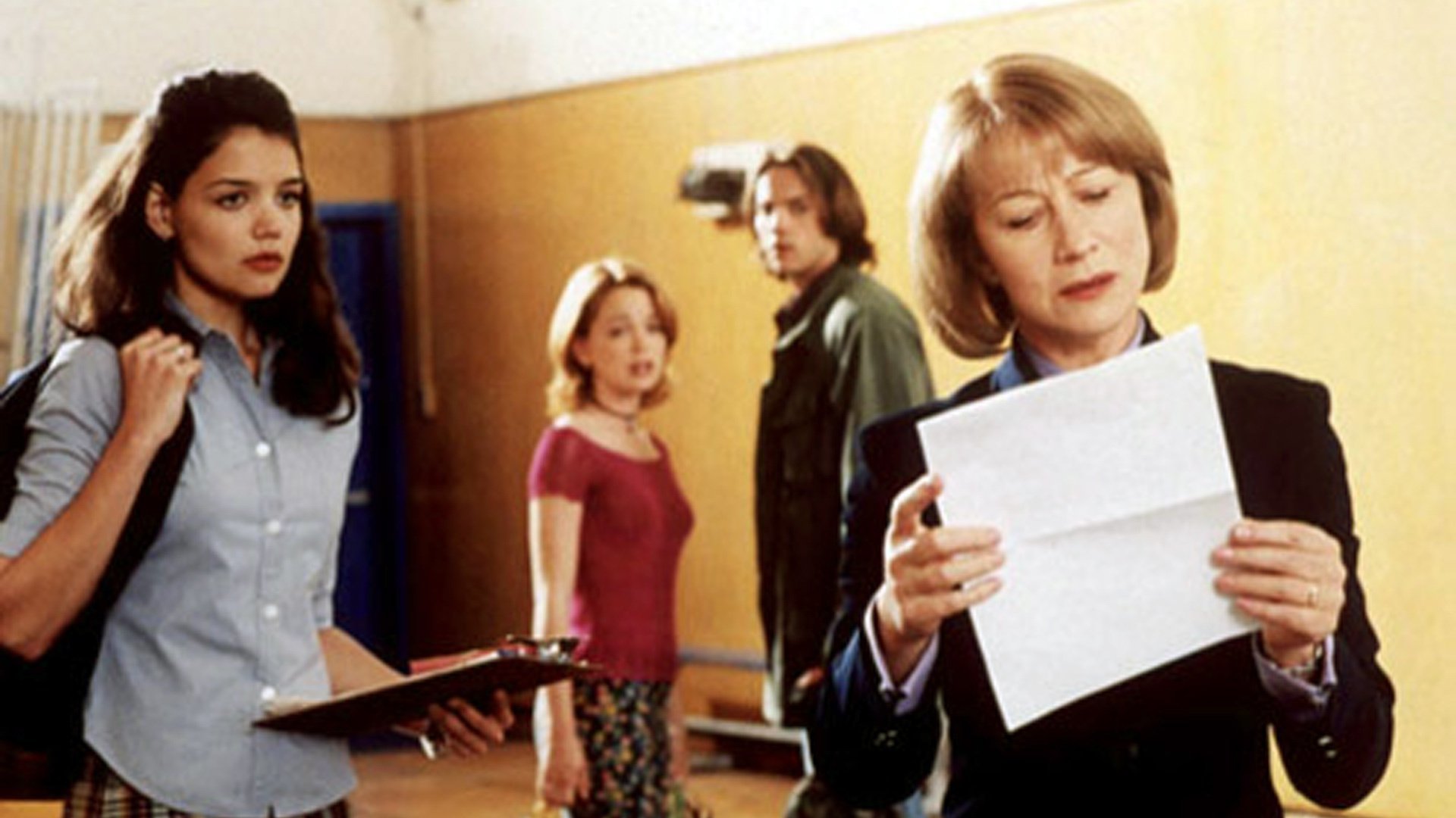 Katie Holmes looks on with friends Marissa Coughlan and Barry Watson in the background as Mrs Tingle (Helen Mirren) reads her essay in Teaching Mrs. Tingle (1999)