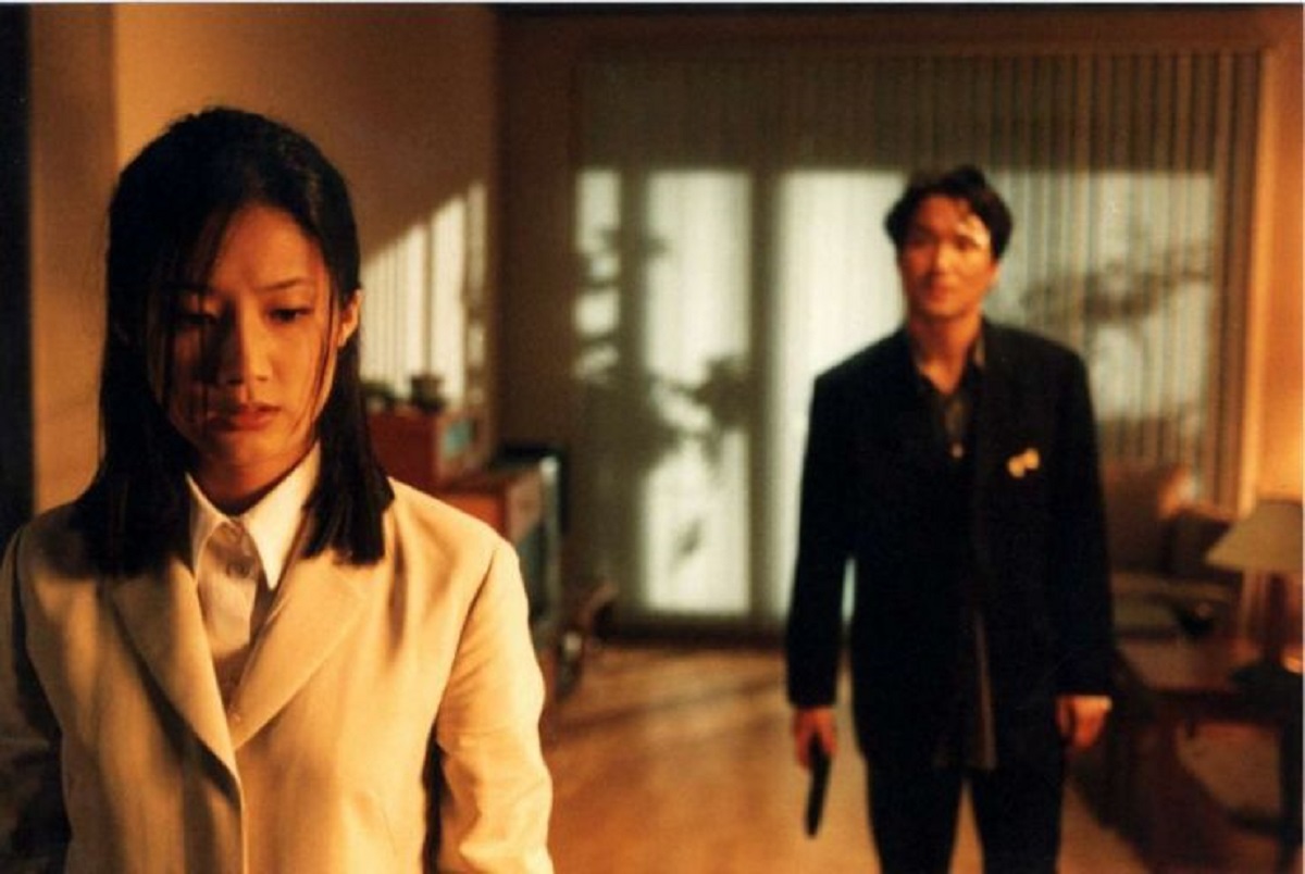 Mystery woman Shim Eun-ha and detective Han Suk-Kyu in Tell Me Something (1999)