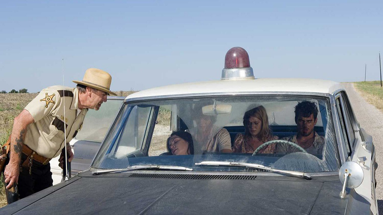 Sheriff Hoyt (R. .Lee Ermey) pulls over a car of teens - Jordana Brewster, Taylor Handley, Diora Baird and Matt Bomer in The Texas Chainsaw Massacre: The Beginning (2006)