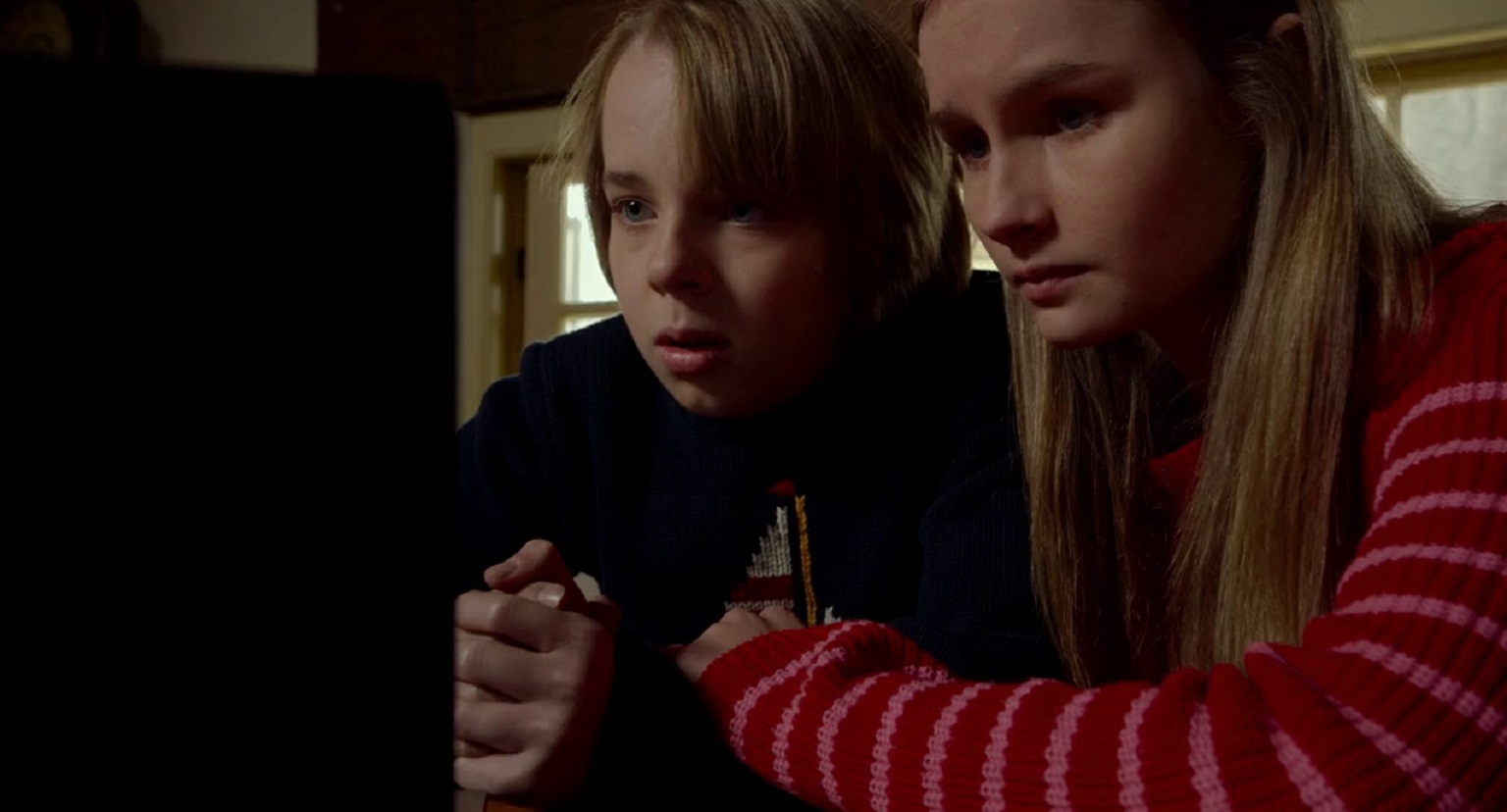 Brother and sister Ed Oxenbould and Olivia DeJonge sent to stay with their grandparents in The Visit (2015)