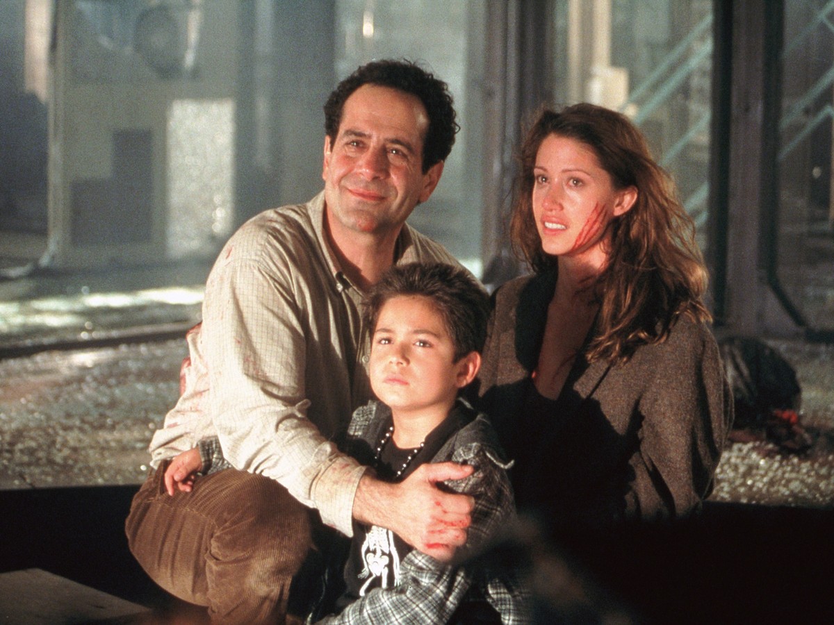 Father Tony Shalhoub and his children Alec Roberts and Shannon Elizabeth in Thir13een Ghosts (2001)