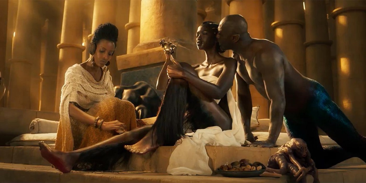 The Djinn (Idris Elba) appears appears to The Queen of Sheba (Aamito Lagum) in Three Thousand Years of Longing (2022)