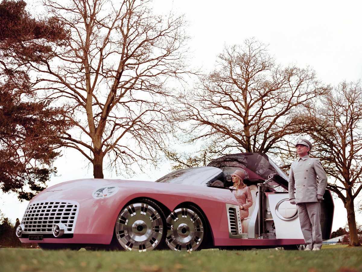 Lady Penelope (Sophia Miles), Parker (Ron Cook) and the pink Thunderbird in Thunderbirds (2004)