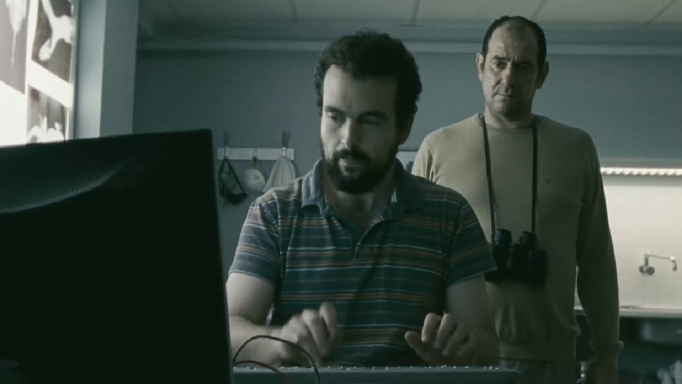 (l to r) Nacho Vigalondo as The Scientist, Karra Elejalde as the time-travelling Hector, caught up in a paradox in Timecrimes (2007)