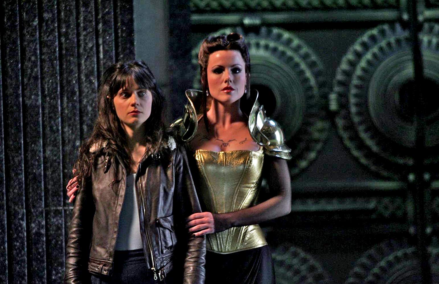 (l to r) DG (Zooey Deschanel) and Azkadellia the wicked witch (Kathleen Robertson) in Tin Man (2007)