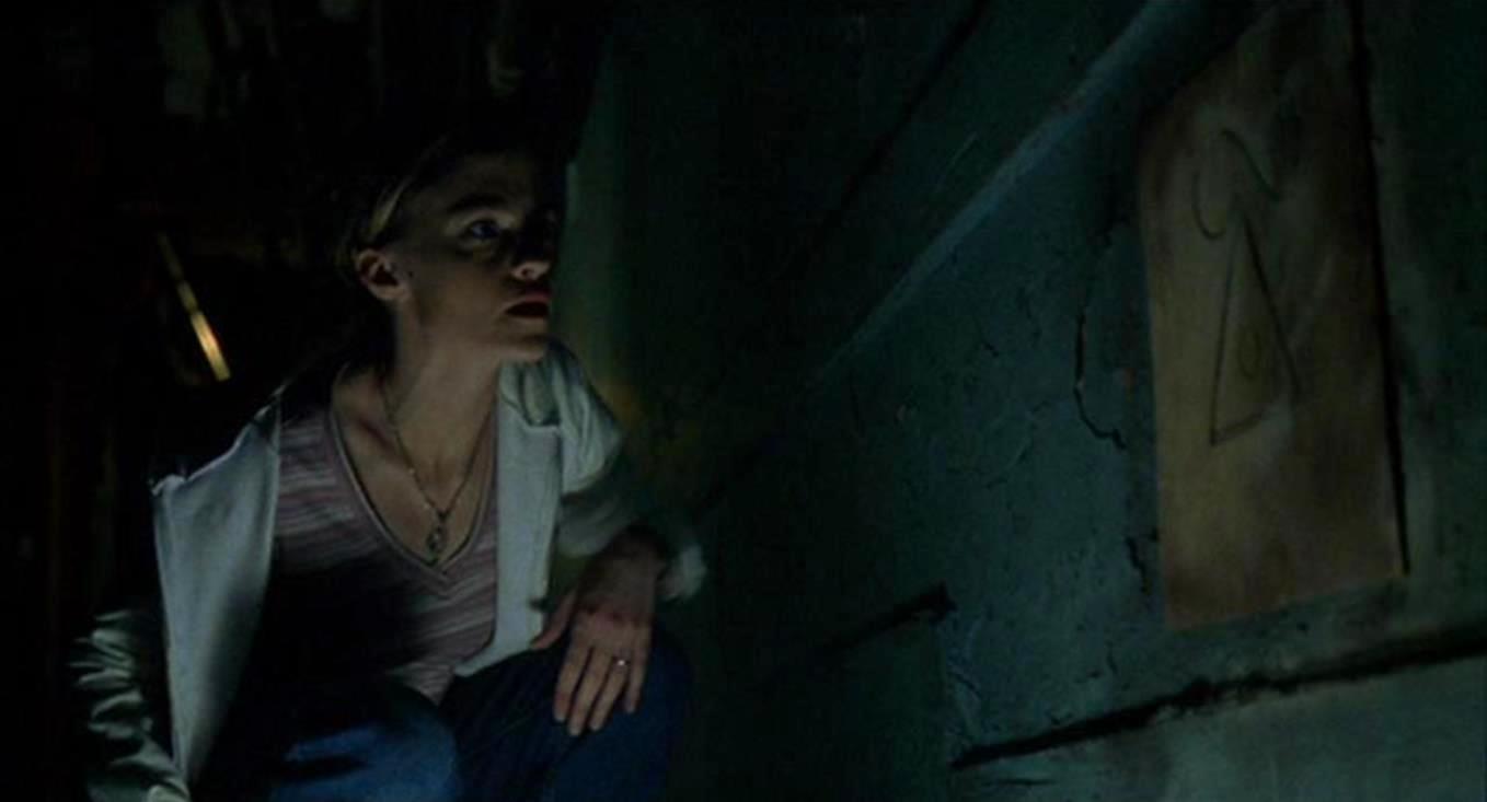 Angela Bettis discovers occult symbols in the apartment building in Toolbox Murders (2003)