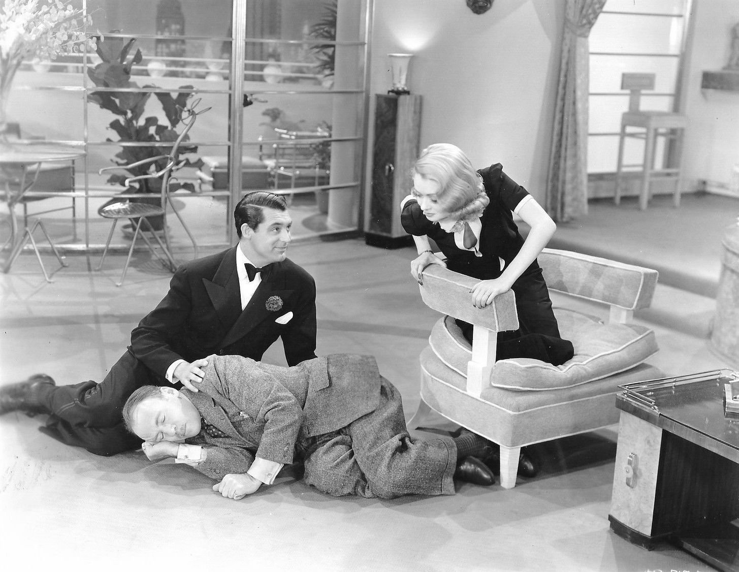 George and Marion Kerby (Cary Grant and Constance Bennett) and an unconscious Cosmo Topper (Roland Young) in Topper (1937)