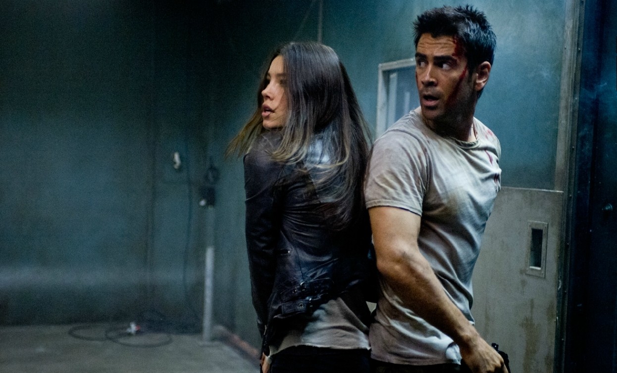 Jessica Biel and Colin Farrell in the midst of action in Total Recall (2012)