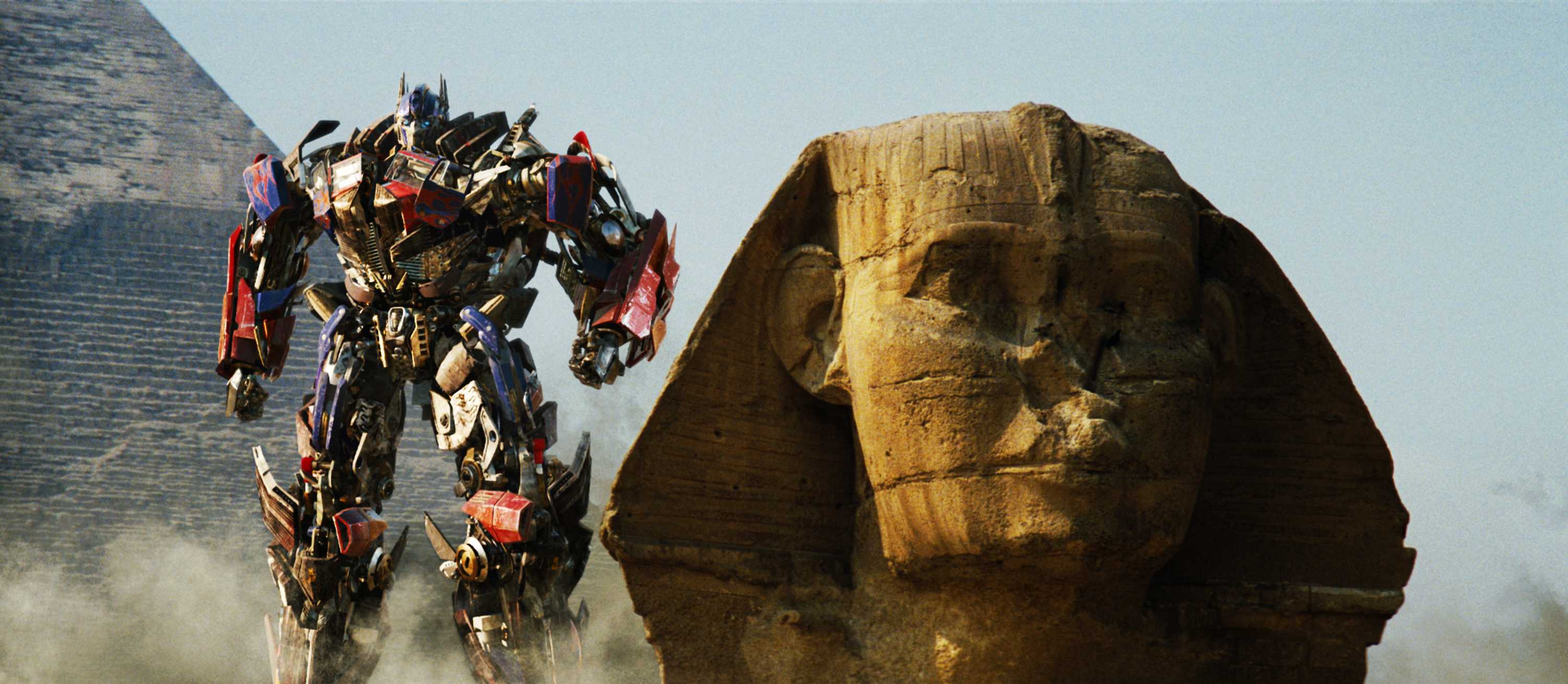 Optimus Prime beside the Sphinx in Transformers: Revenge of the Fallen (2009)