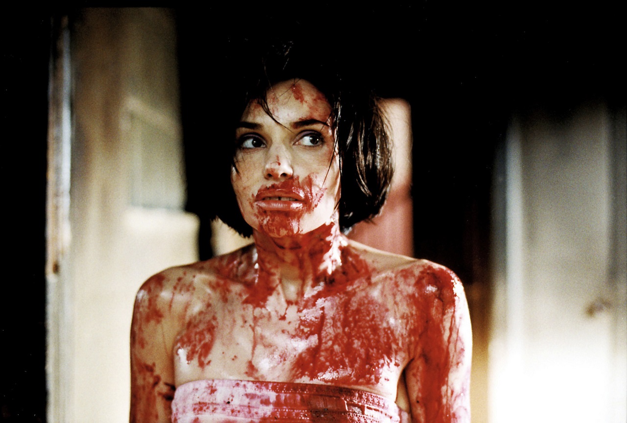 A blood-drenched Beatrice Dalle in Trouble Every Day (2001)