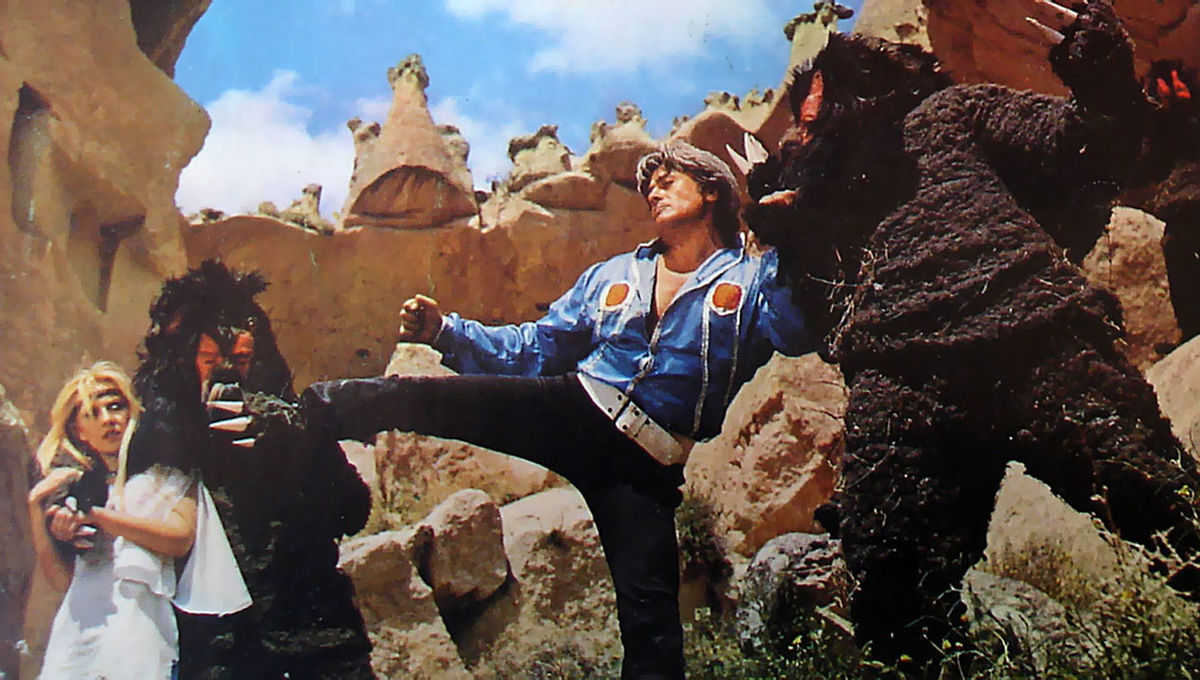 Murat (Cuneyt Arkin) saves The Woman (Fusun Ucar) from The Wizard's creatures in The Turkish Star Wars (1982)