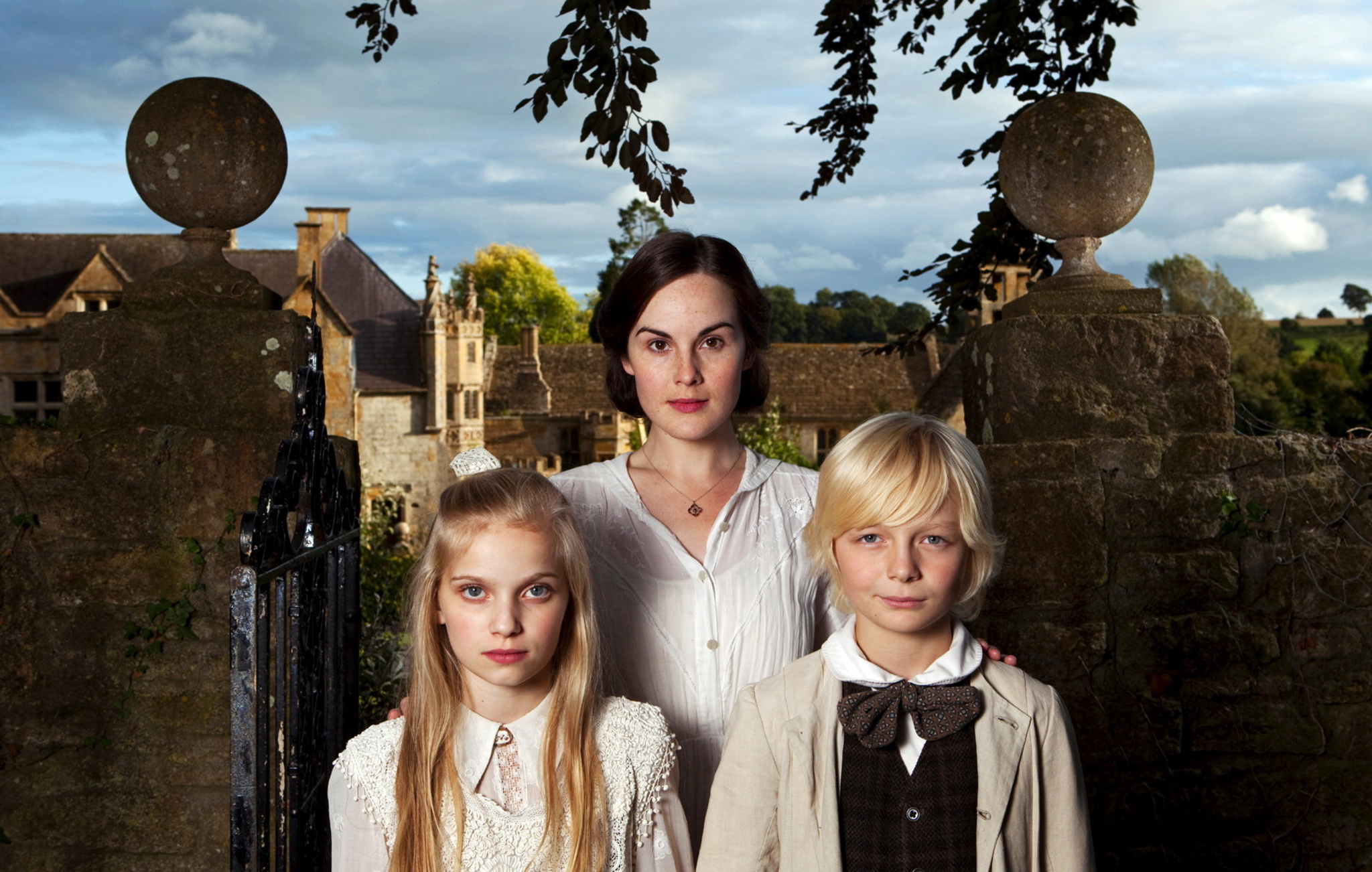 Ann (Michelle Dockery) flanked by the two children Flora (Eve Bayer) and Miles (Josef Lindsay) in The Turn of the Screw (2009)