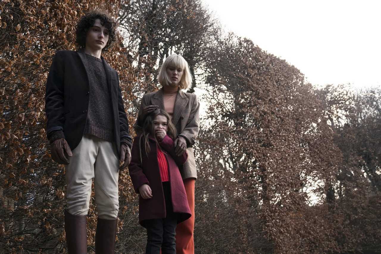 Kate Mandell (Mackenzie Davis) with the children Miles (Finn Wolfhard) and Flora (Brooklynn Prince) in The Turning (2020)