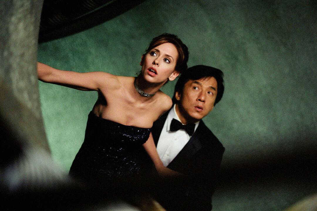 Dell Blaine (Jennifer Love Hewitt) and Jimmy Tong (Jackie Chan) in The Tuxedo (2002)