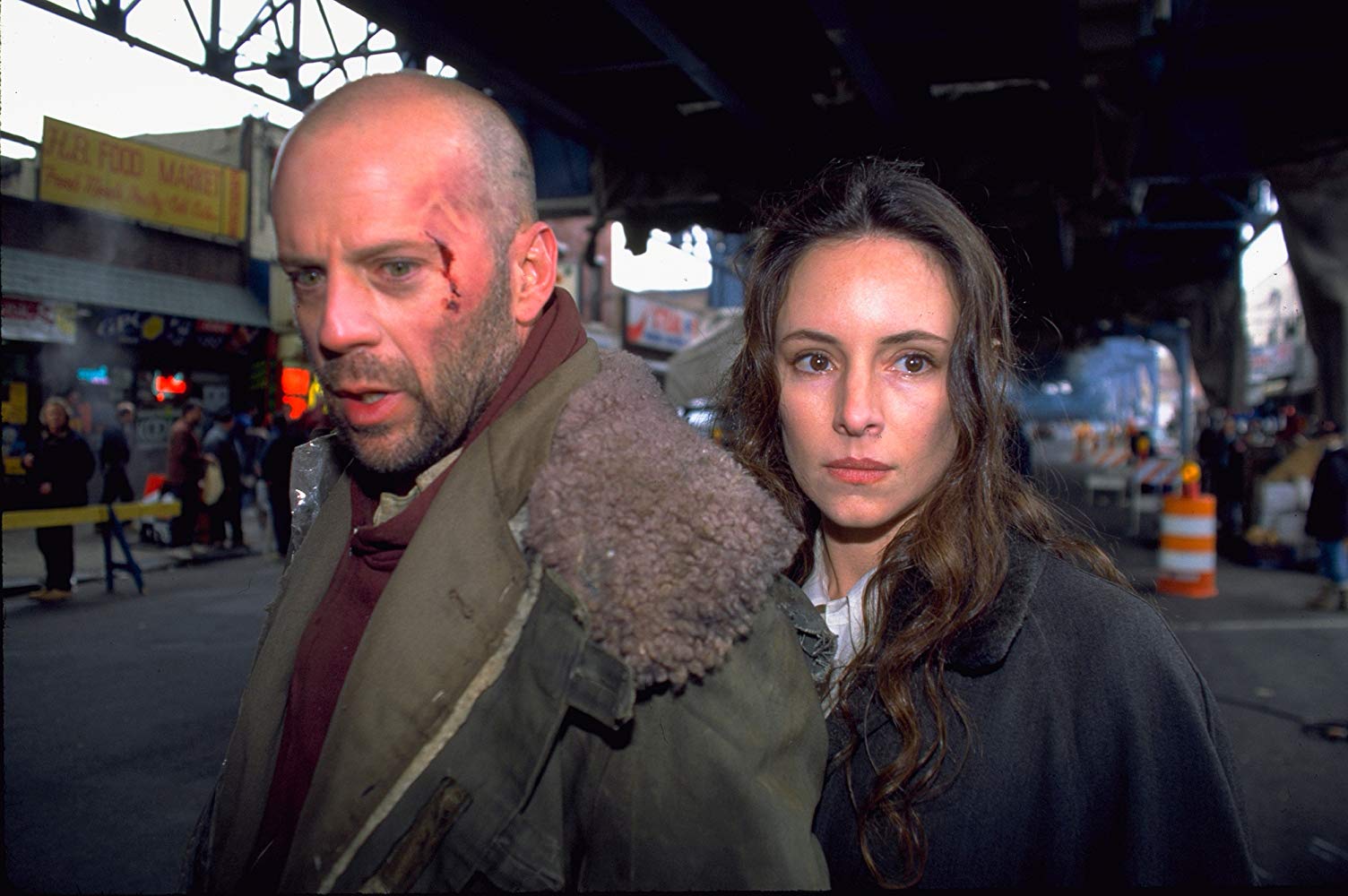 Time traveller James Cole (Bruce Willis) and psychiatrist Kathryn Railly (Madeleine Stowe) in Twelve Monkeys (1995)