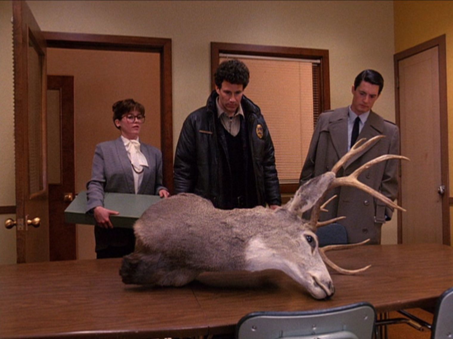 Sheriff Harry Truman (c), Agent Dale Cooper (r) and the moose head on the conference table in Twin Peaks (1990)